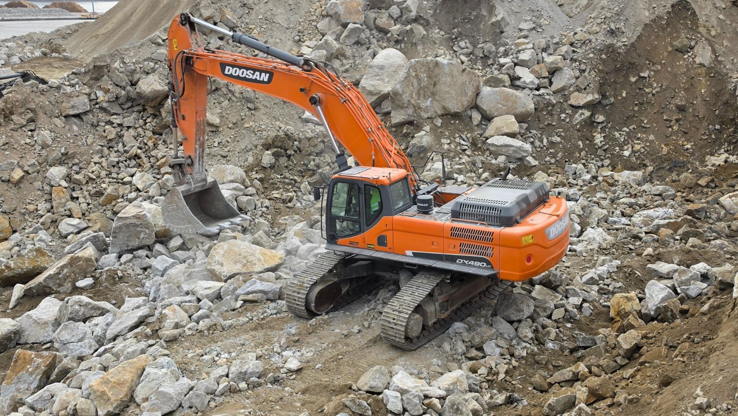 Doosan DX490LC excavadora de cadenas trabajando con escollera