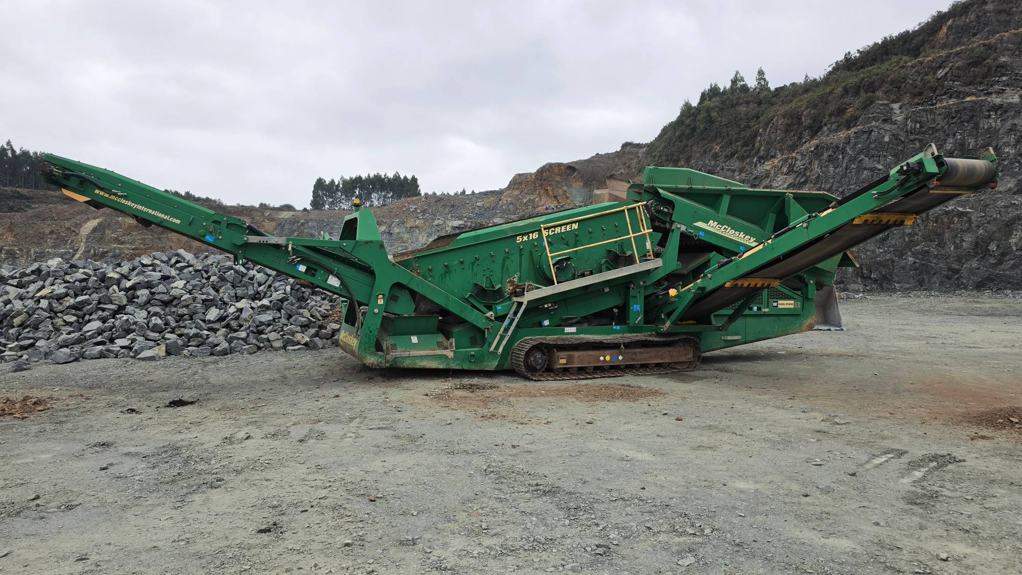 McCloskey R155 precribador de dos paños en cantera