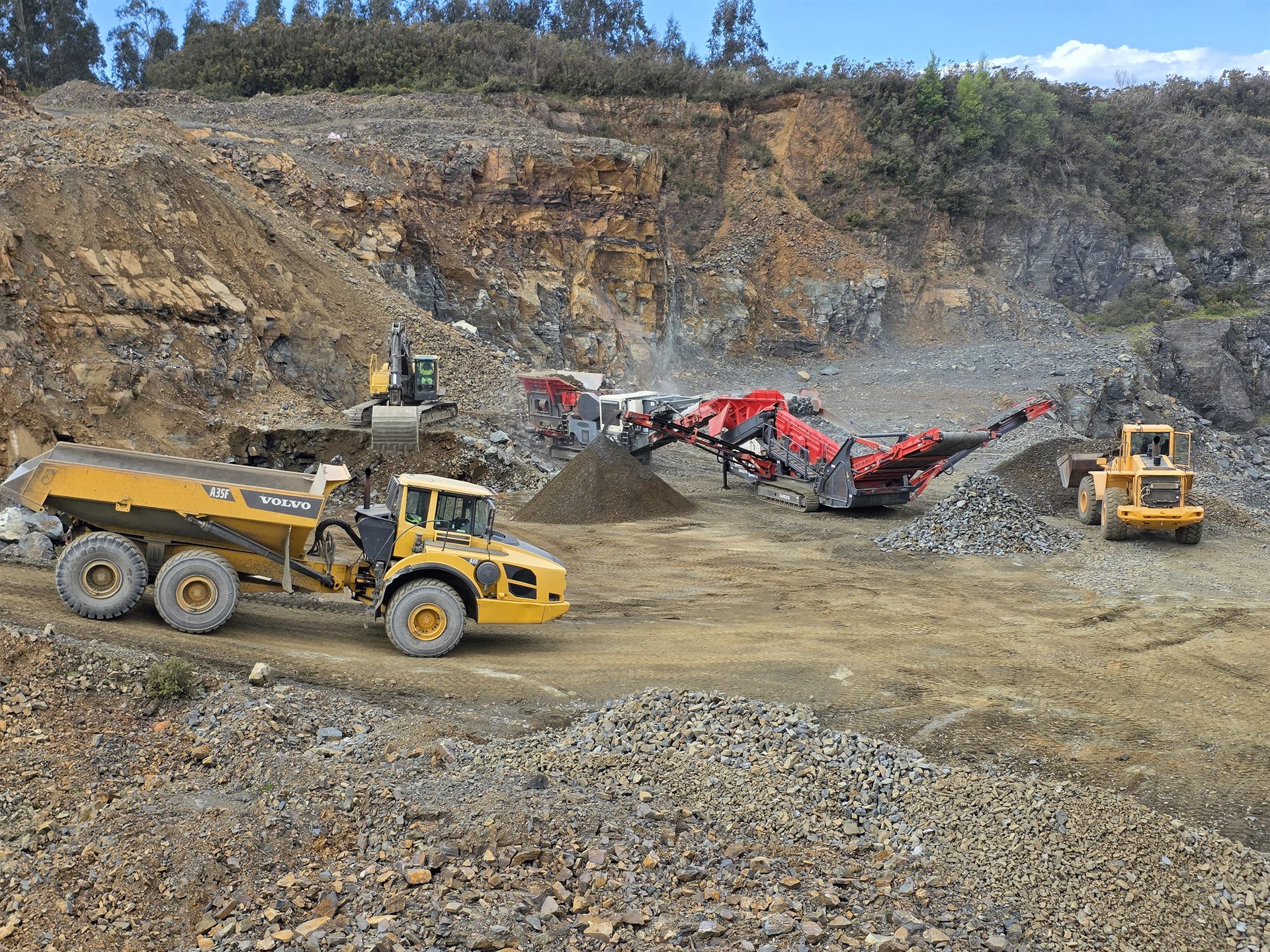 Volvo A35F dúmper articulado descargando escollera