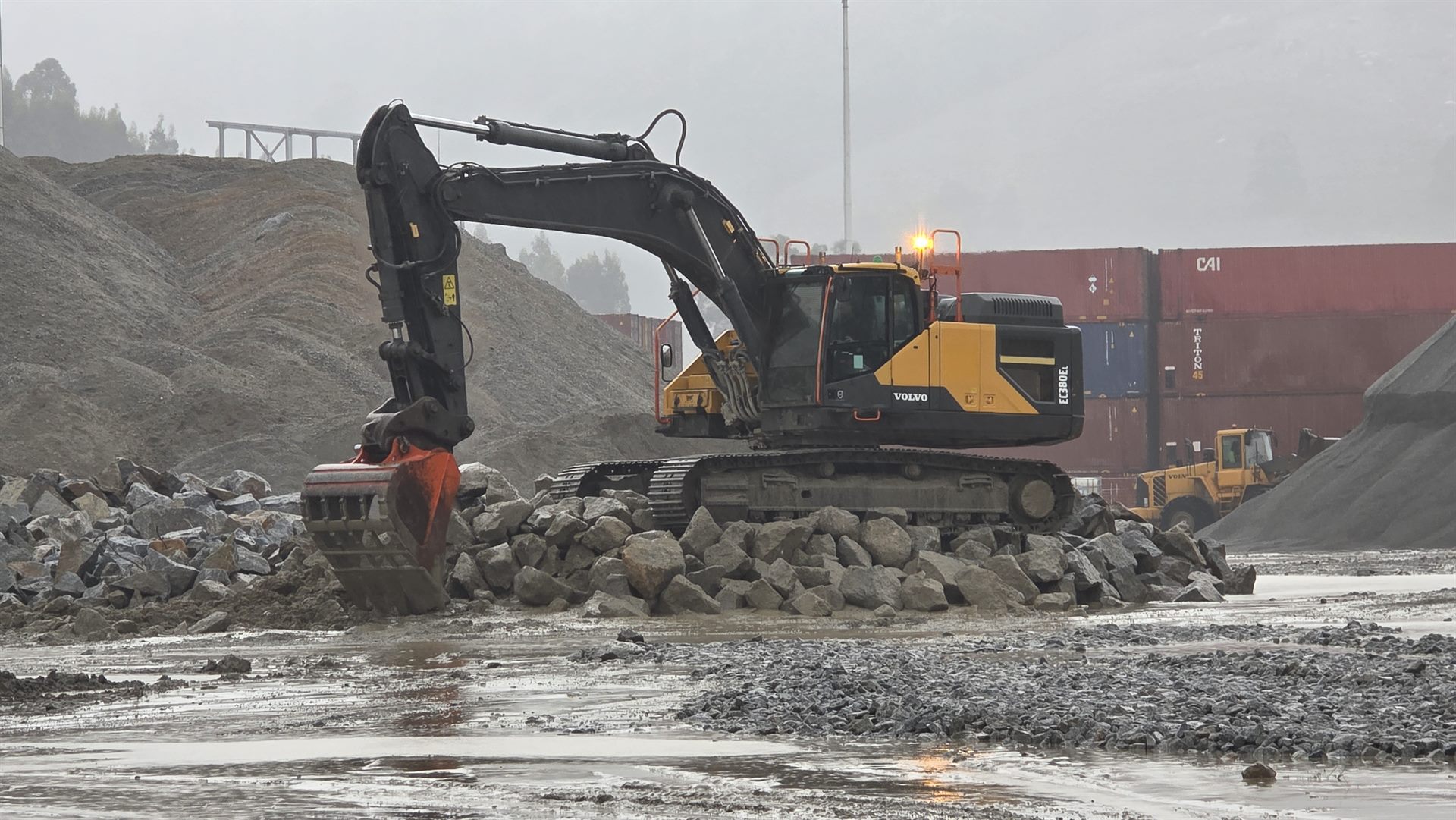 Volvo EC380EL excavadora trabajando en cantera