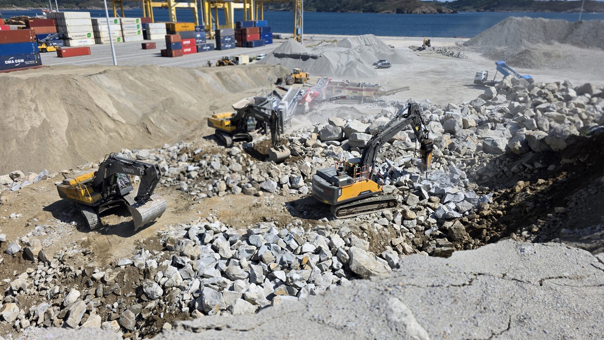Volvo EC460C excavadora de cadenas trabajando en el puerto