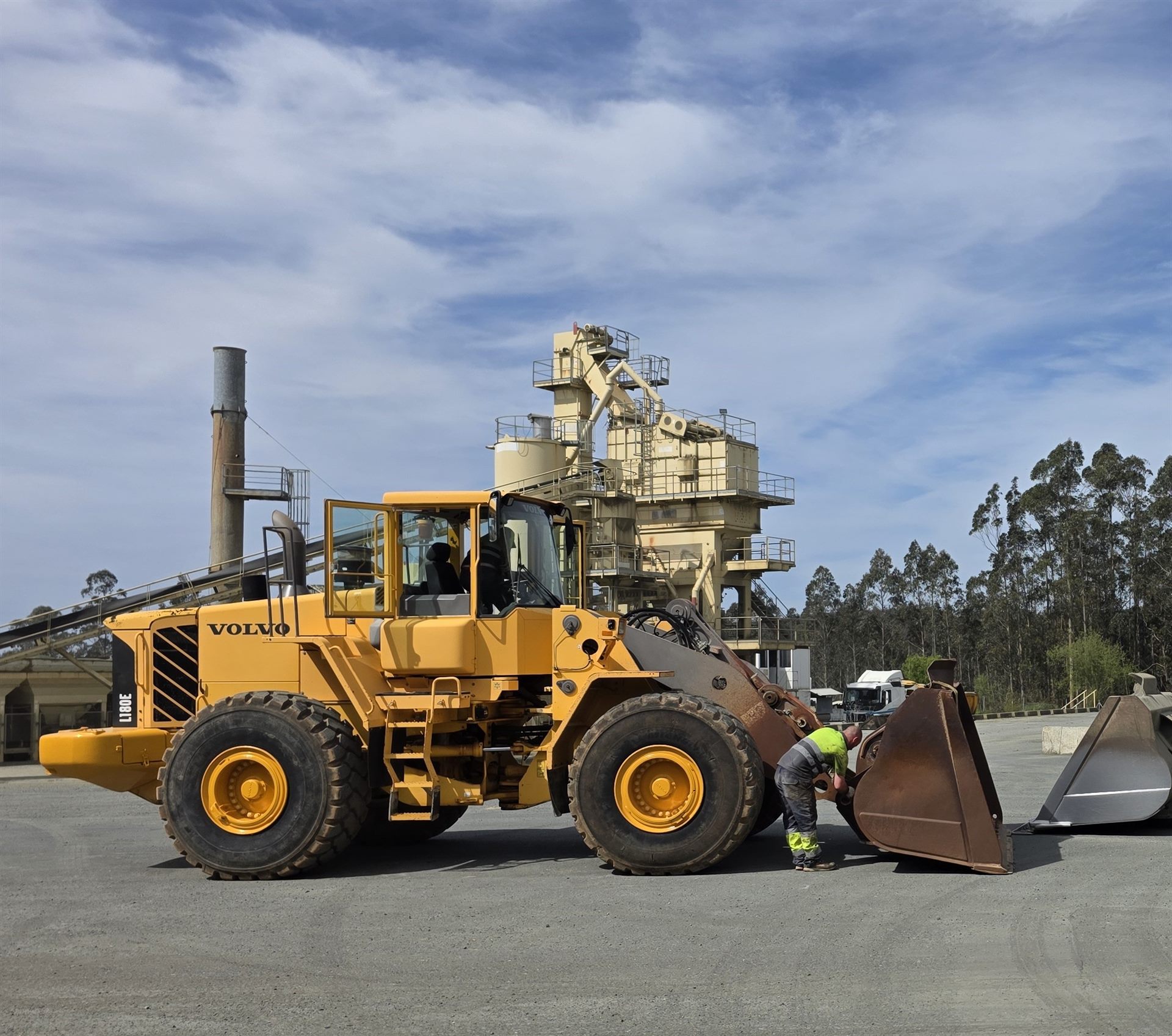 Volvo L180E cargadora de ruedas en el Puerto de Ferrol